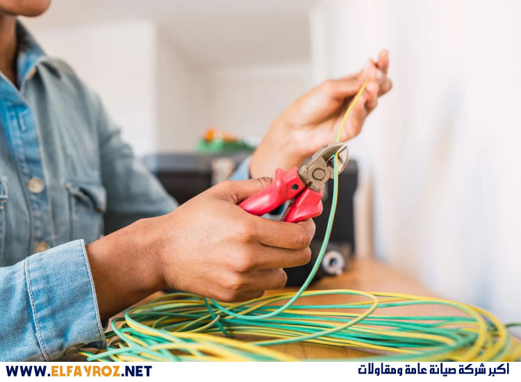 كهربائي في العين